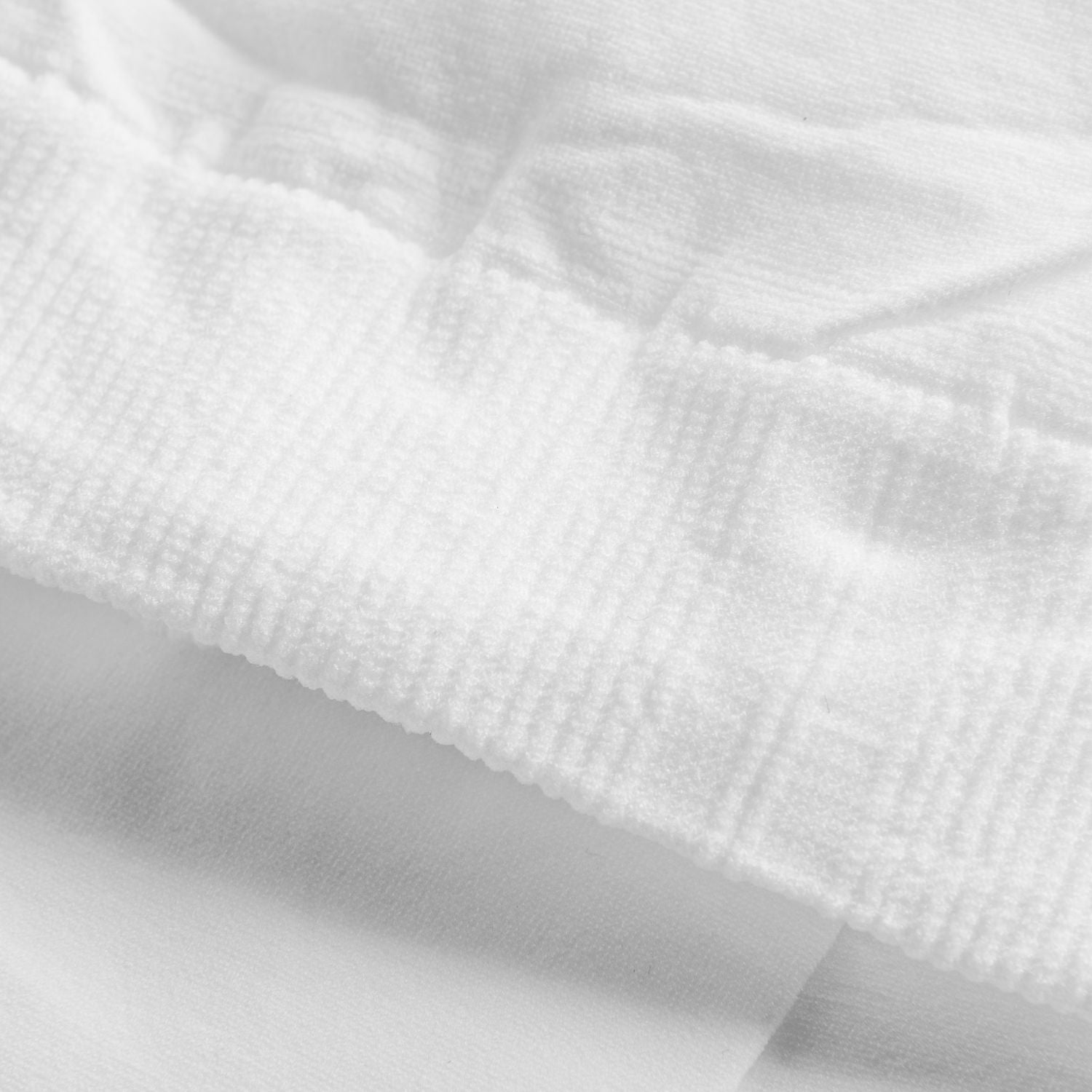 Nahaufnahme der 108 Economy Ballettstrumpfhose von Rumpf in Weiss, einem weichen weißen Stoff mit einem gerippten Bund bei 45 DEN.